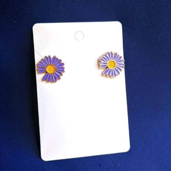 🛍 Purple Daisy Stud Earrings